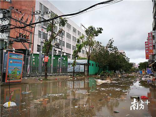 17日下午，惠阳中山中学周边积水未退，因停水停电，校园也无法清理。