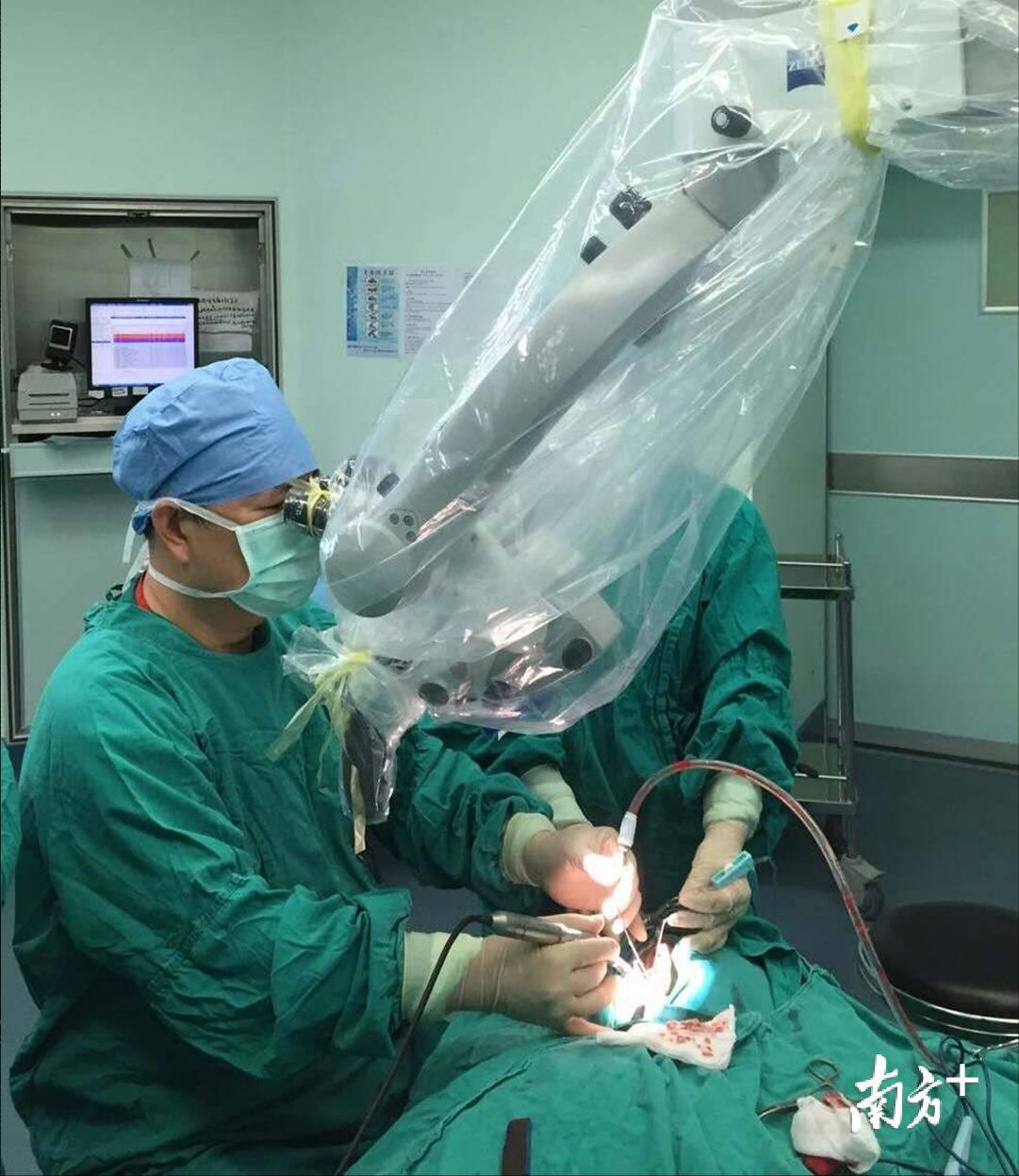 省妇幼保健院人工耳蜗植入术手术现场。