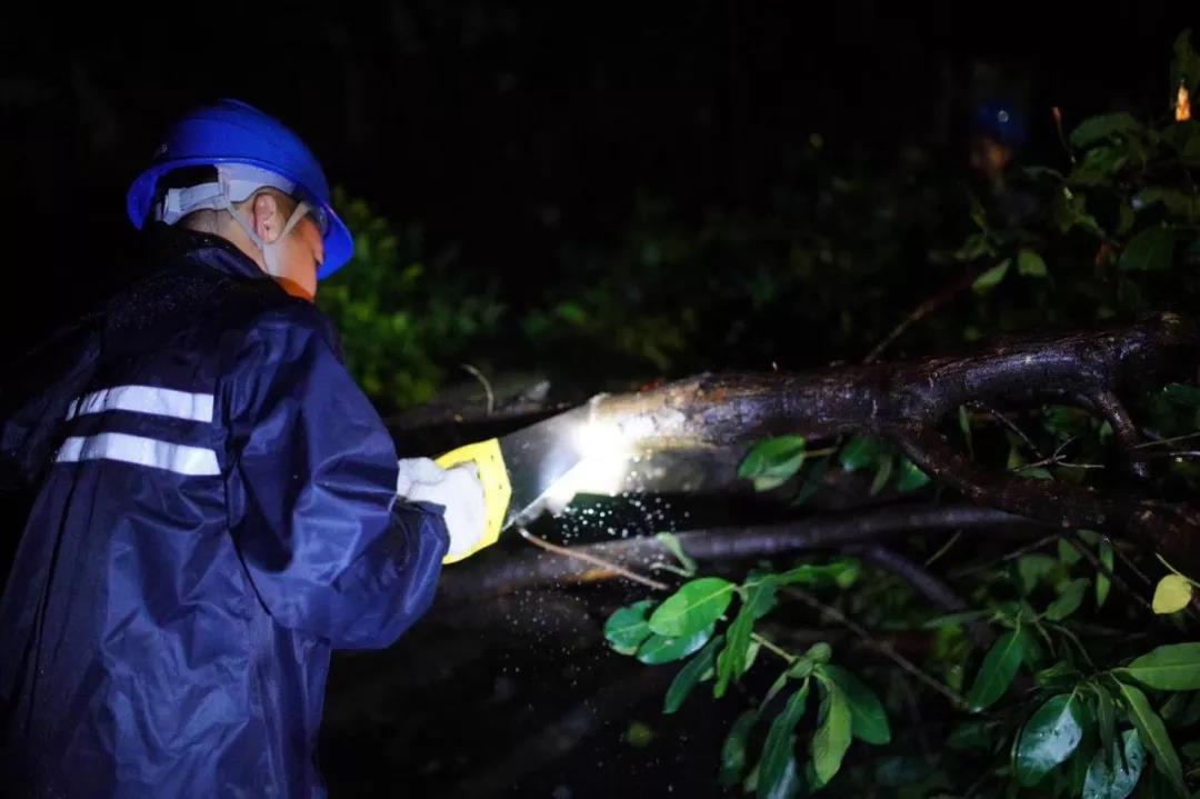 强台风山竹过后的第一个夜晚中山街头是这番景象