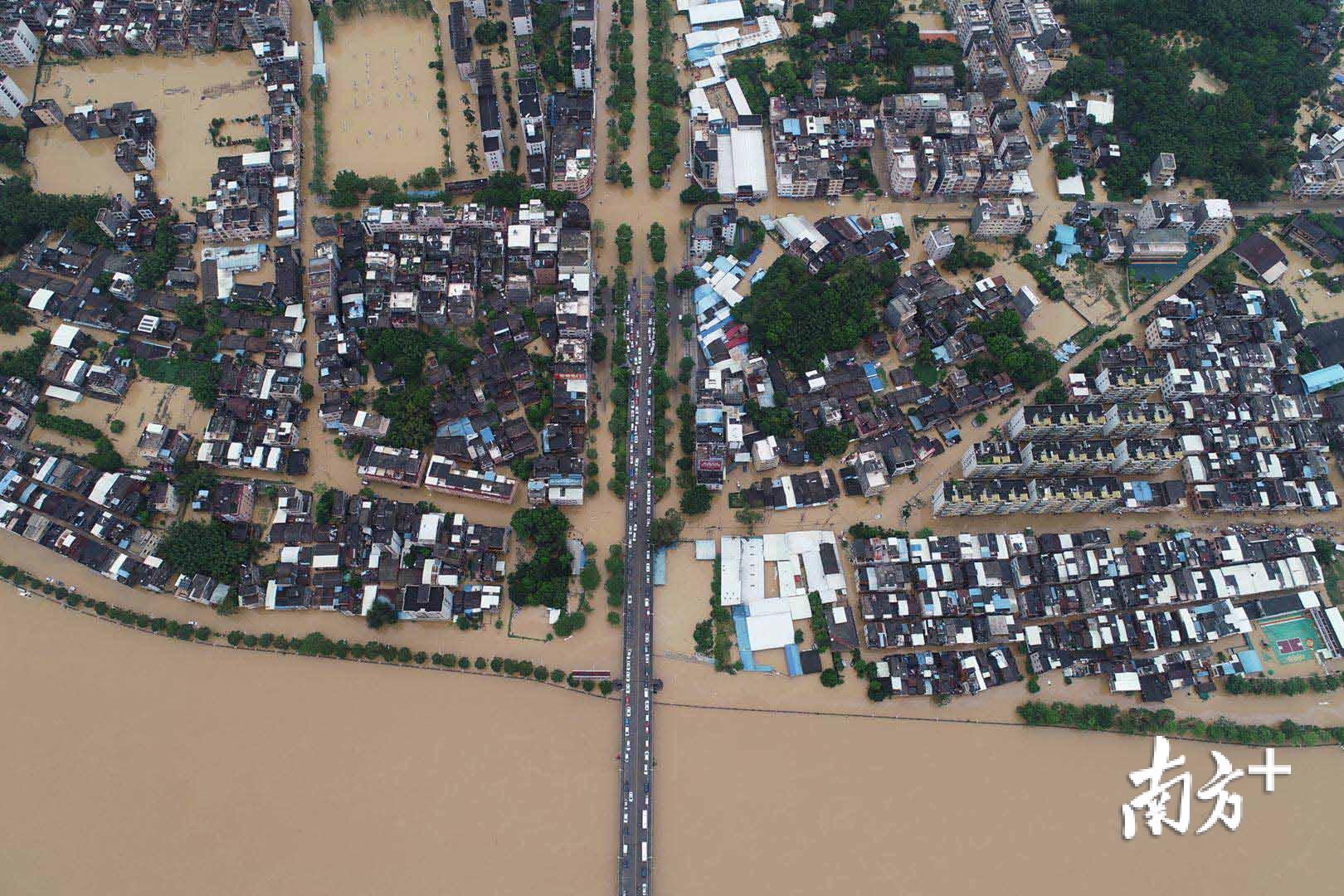 今年第22号台风“山竹”过境后,阳江阳春市遭遇暴雨袭击,漠阳江河水迅速上涨,城市部分区域出现严重内涝。 18日凌晨,洪峰已过阳春城区,漠阳江水位开始缓慢下降,图为清晨时分,中心城区内涝依然严重,各地赶来的救援队伍一直持续着救援。南方日报记者 张由琼 万稳龙 杨世华 张俊 摄影报道