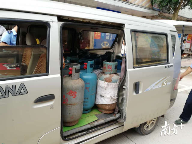河源和平交警查获分别装运 19罐煤气瓶的两小客车 南方plus 南方 河源和平交警查获分别装运 19罐煤气瓶的两小客车 南方plus 南方
