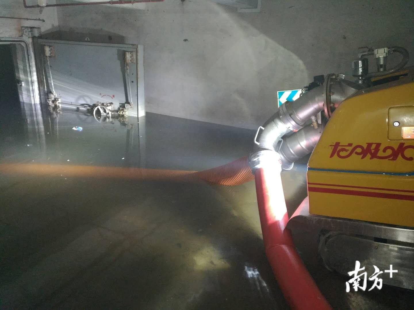 图片为花城湾畔的地下车库的排水现场,李鹏程 摄 图片为花城湾畔的地下车库的排水现场,李鹏程 摄
