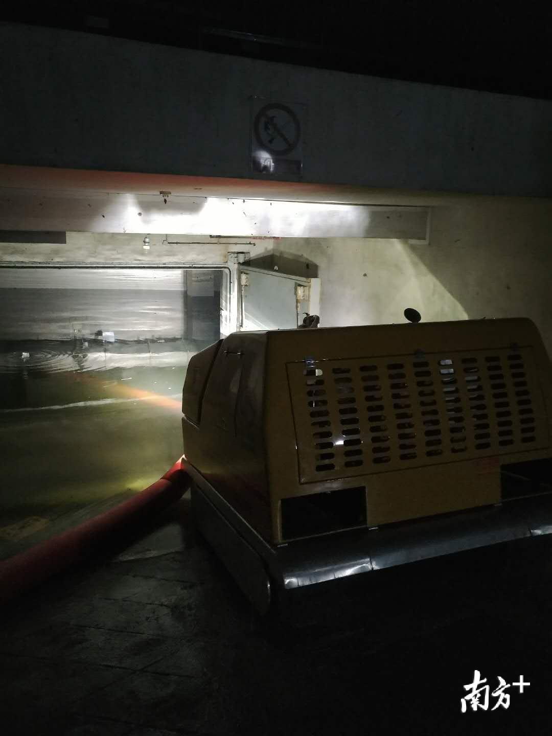 图片为花城湾畔的地下车库的排水现场,李鹏程 摄 图片为花城湾畔的地下车库的排水现场,李鹏程 摄