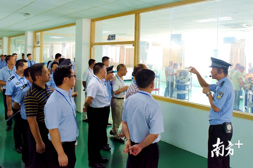 佛山监狱开放日，邀请社会各界代表参观“零距离”参观监狱，图为参观服刑人员职业技术培训实操课堂。