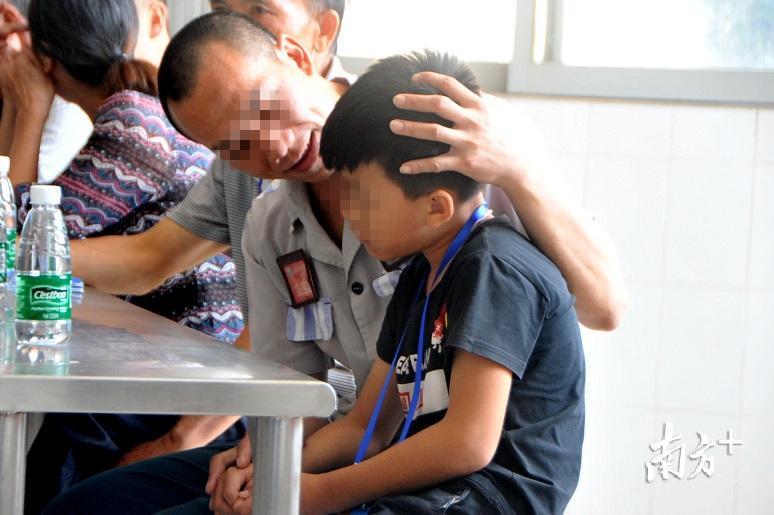 在亲情帮教会上，作为父亲的囚子叮嘱儿子努力学习，多听老师及长辈的教育。