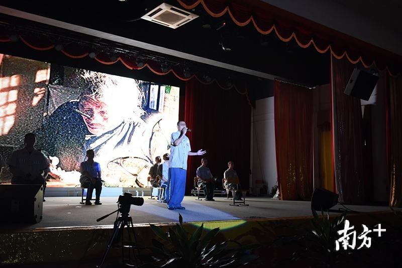 服刑人员在深情朗诵《假如给我一天自由》散文诗，表达向往自由的悔过之情。