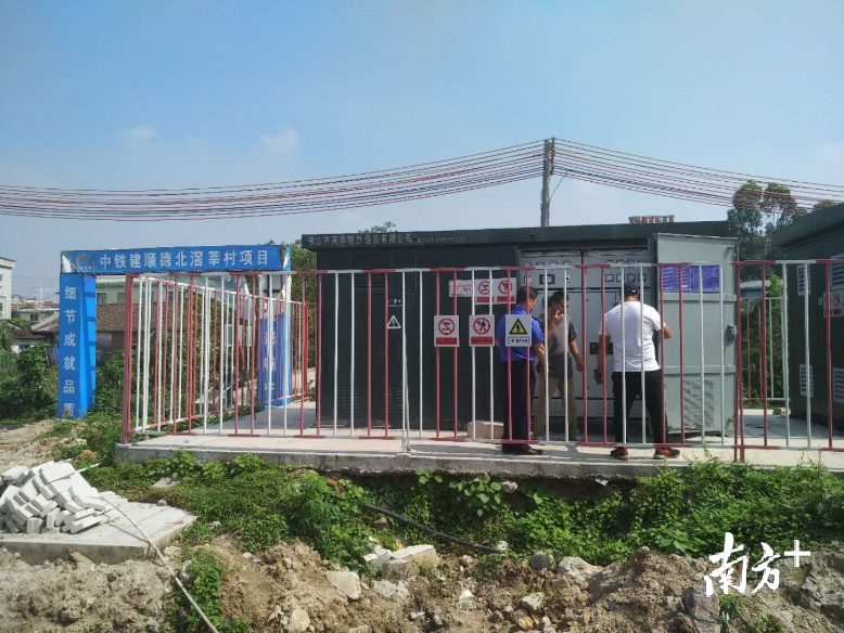 执法人员对莘村中铁建领秀公馆工地停水停电。通讯员供图