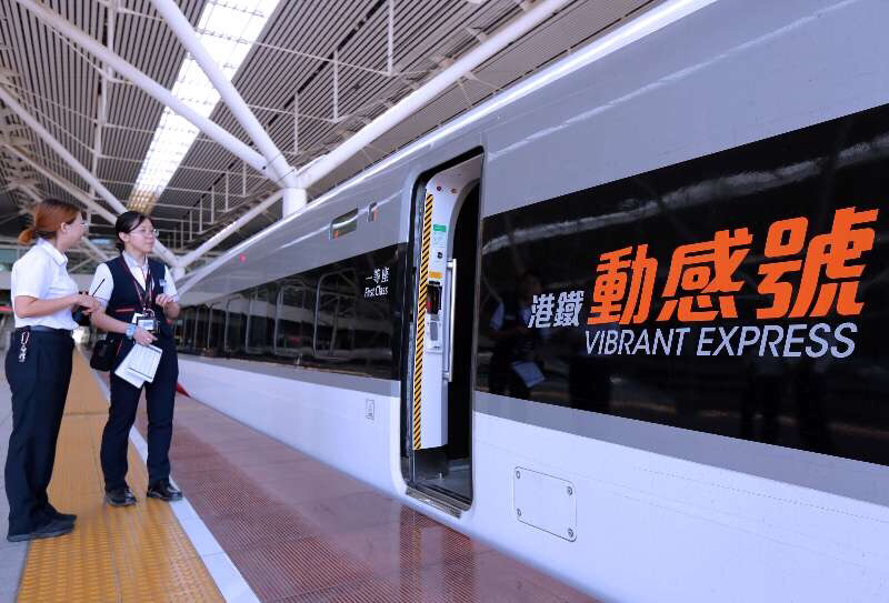 试运行中的动感号经停深圳北站