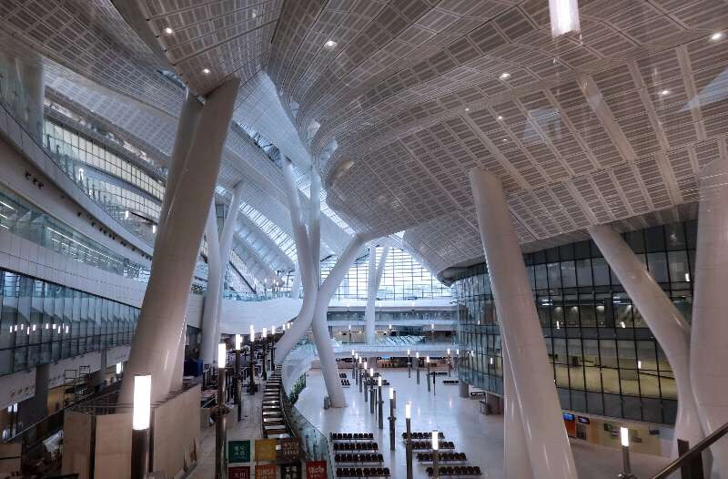 广深港高铁西九龙站占地约11公顷，总建筑楼面面积达40万平方米，是世界最大地下铁路站