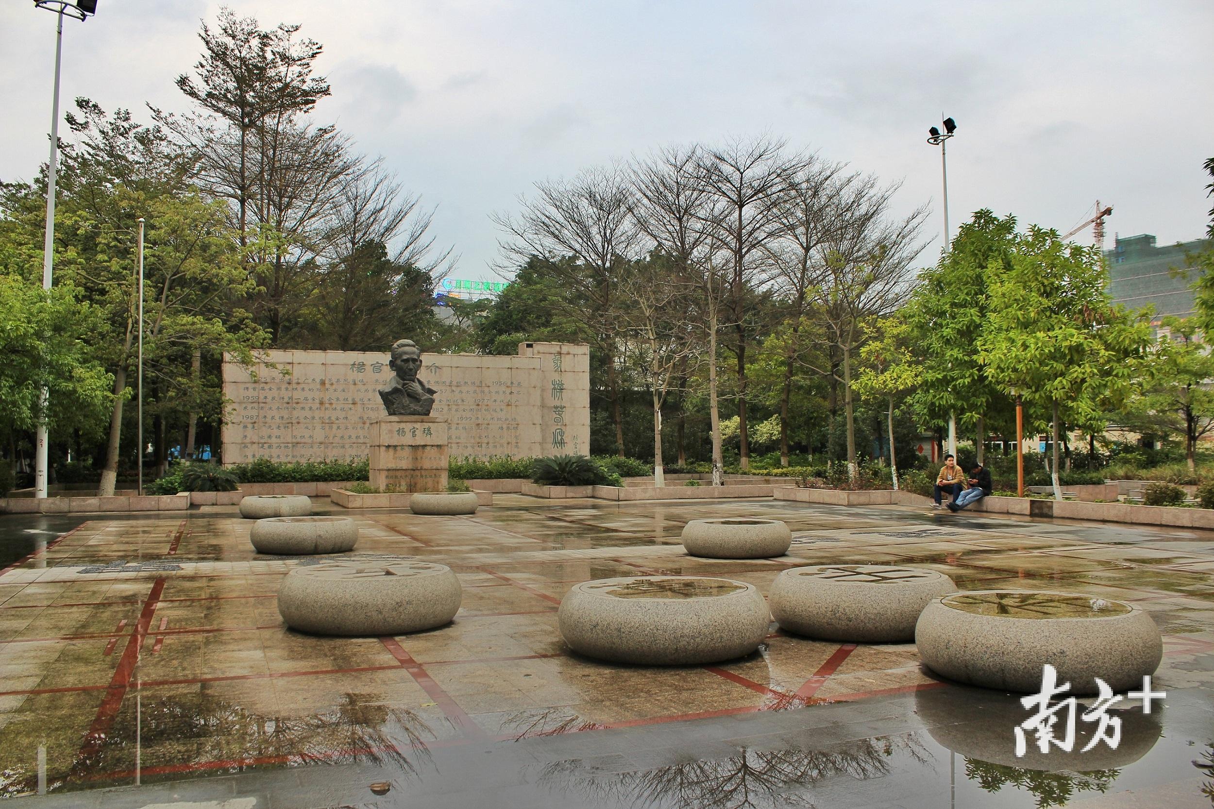 凤岗象棋主题广场以当年杨官璘曾破解过的经典残局为背景。（麦炜源摄）