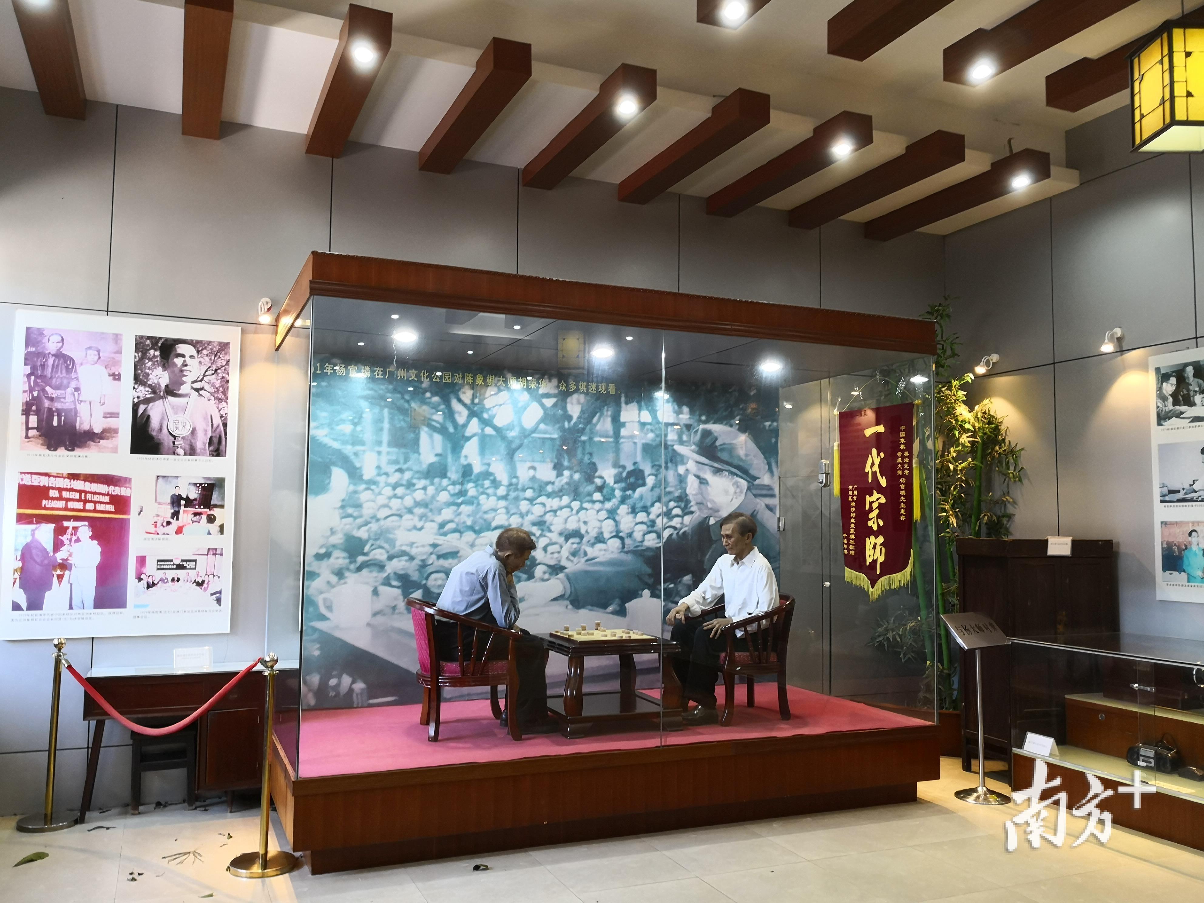 凤岗历史博物馆内设有棋坛宗师展厅，还原了杨官璘对弈的场景。(凤岗镇宣教文体局 供图）