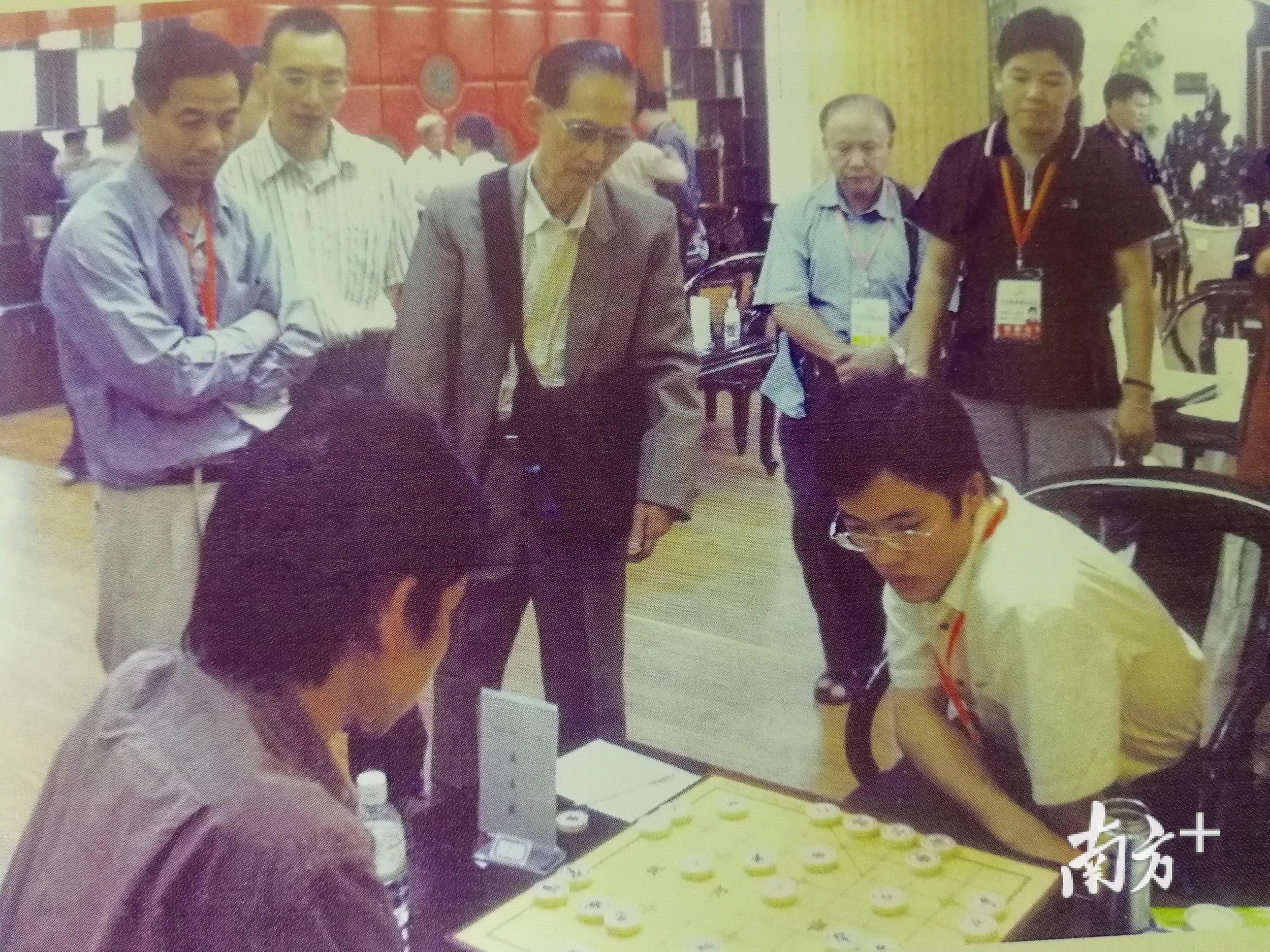 在“杨官璘杯”全国象棋公开赛上，杨官璘（中）在观看比赛。（麦炜源 翻拍自《一代象棋宗师杨官璘》）