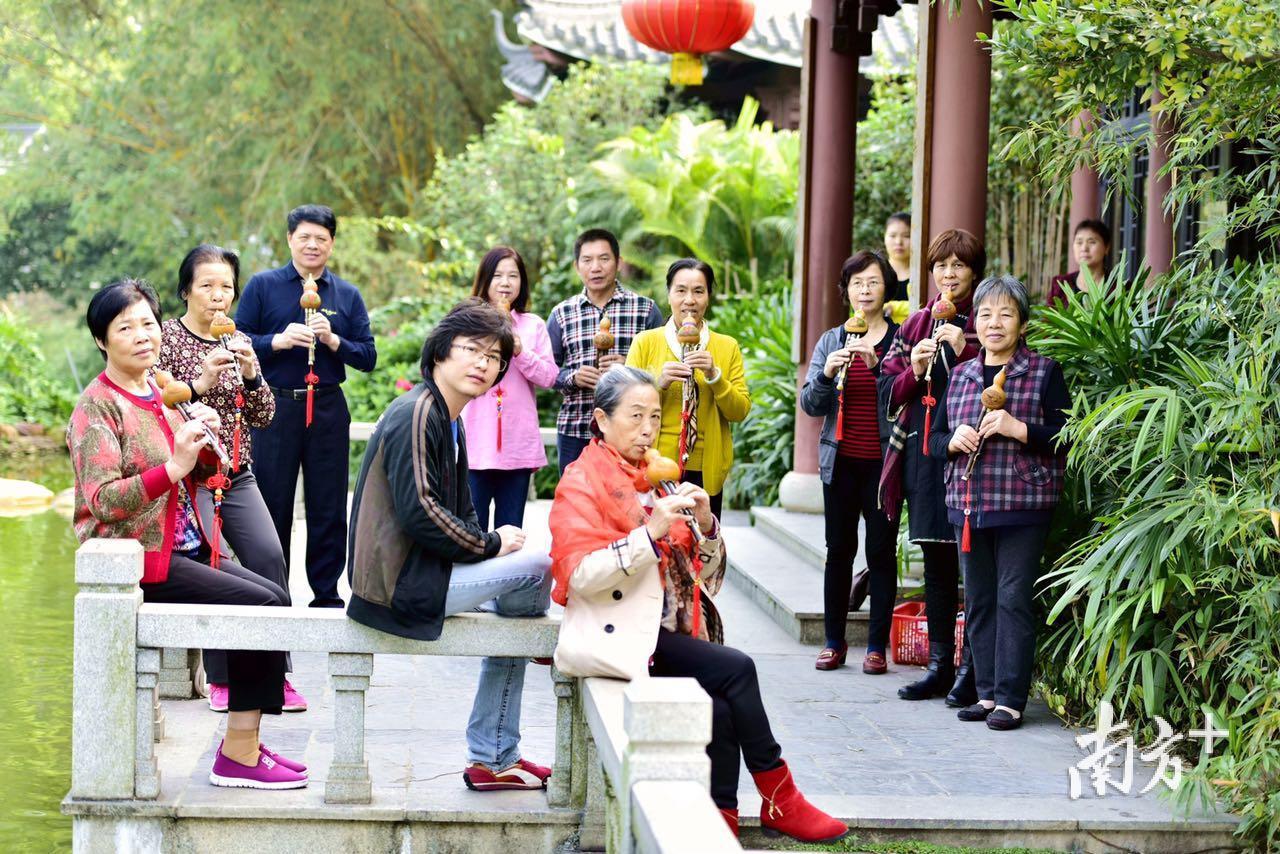 卢雄山和学员们都成了老朋友,他不时会组织学员们举办“不插电演奏会”。(受访者供图) 卢雄山和学员们都成了老朋友,他不时会组织学员们举办“不插电演奏会”。(受访者供图)