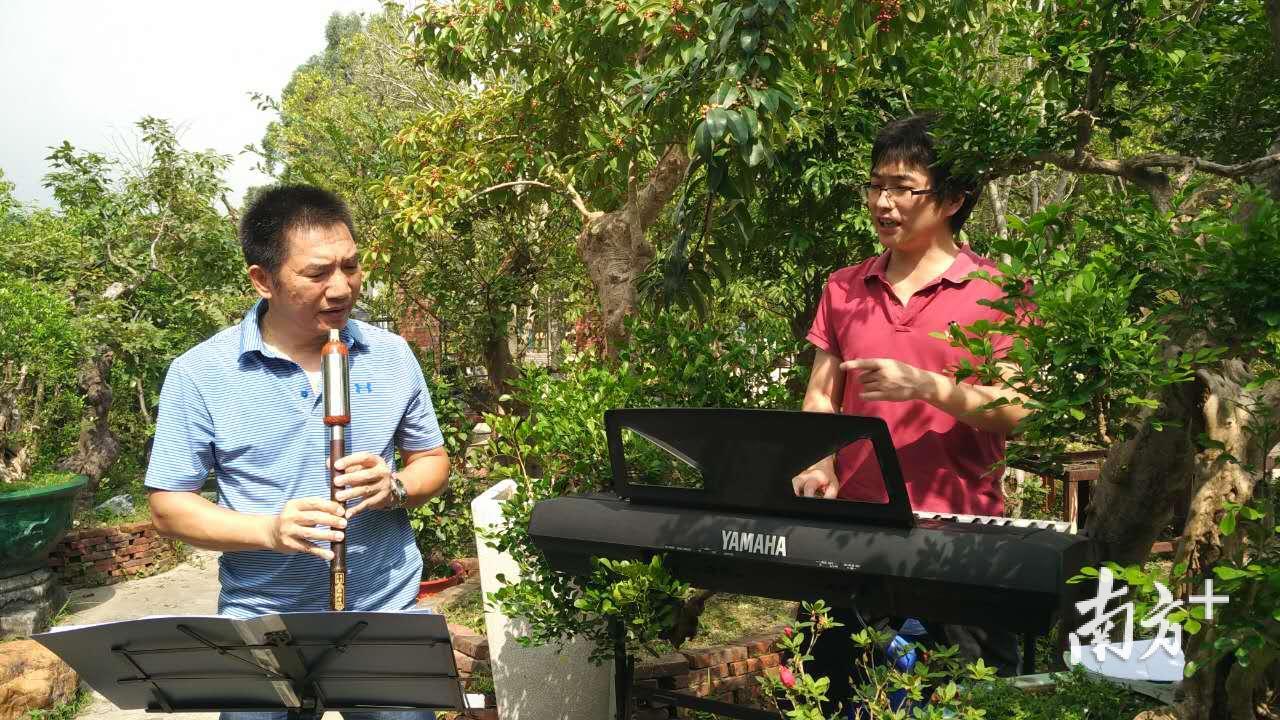 卢雄山在教学时,常常鼓励学员,增强他们的自信心。(受访者供图) 卢雄山在教学时,常常鼓励学员,增强他们的自信心。(受访者供图)