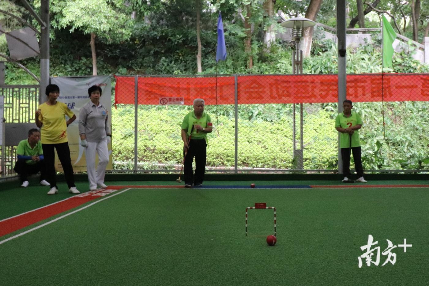 当队员打进一个好球时,场外观众就连声喝彩。(麦炜源摄) 当队员打进一个好球时,场外观众就连声喝彩。(麦炜源摄)