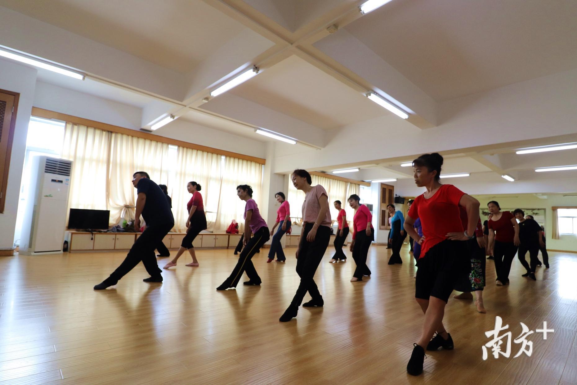 民族舞授课教室里,学员们有模有样地模仿老师动作。(麦炜源摄) 民族舞授课教室里,学员们有模有样地模仿老师动作。(麦炜源摄)