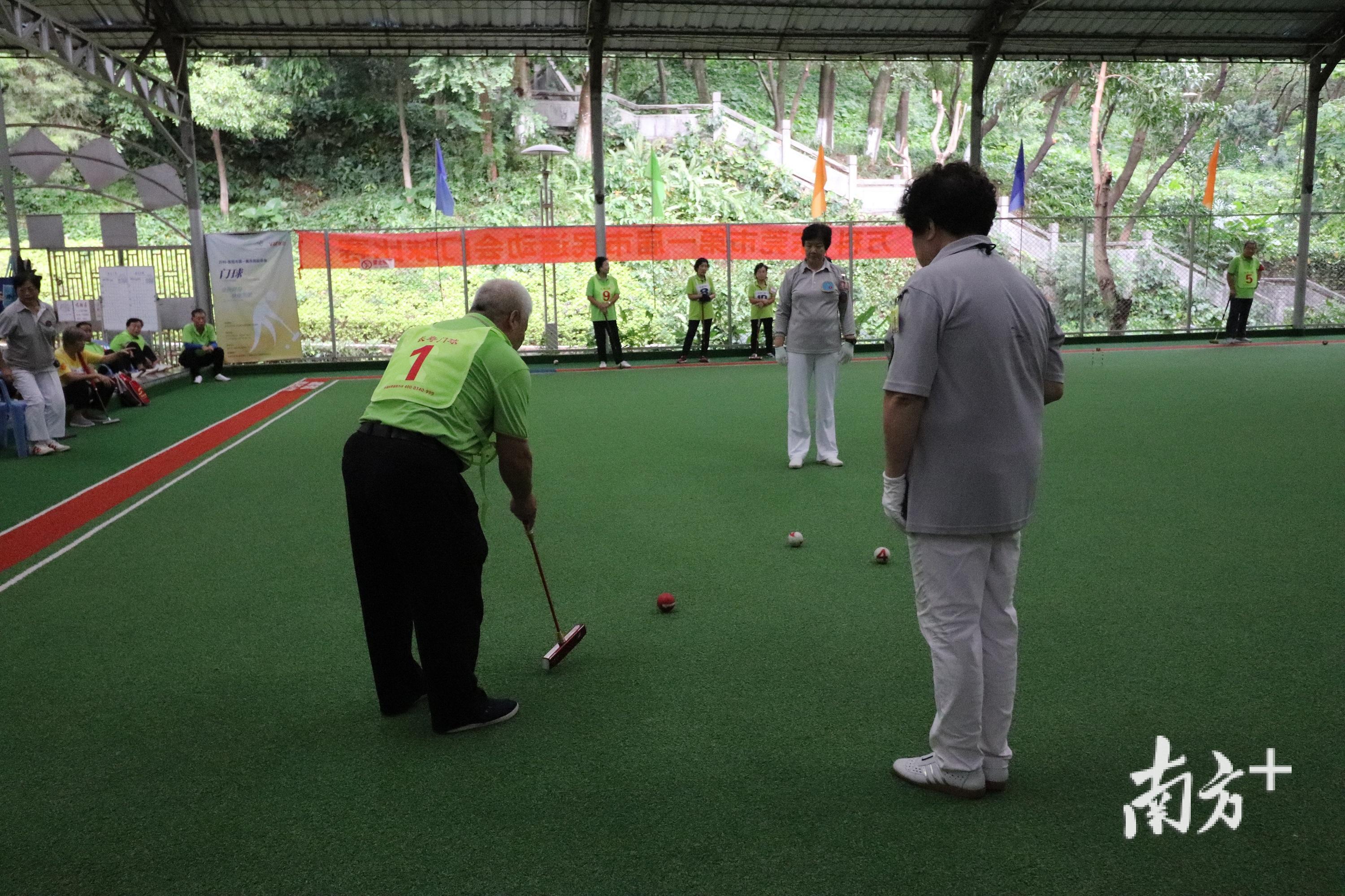 门球运动是一项寓体、寓智、寓乐的大众体育项目。(麦炜源 摄) 门球运动是一项寓体、寓智、寓乐的大众体育项目。(麦炜源 摄)