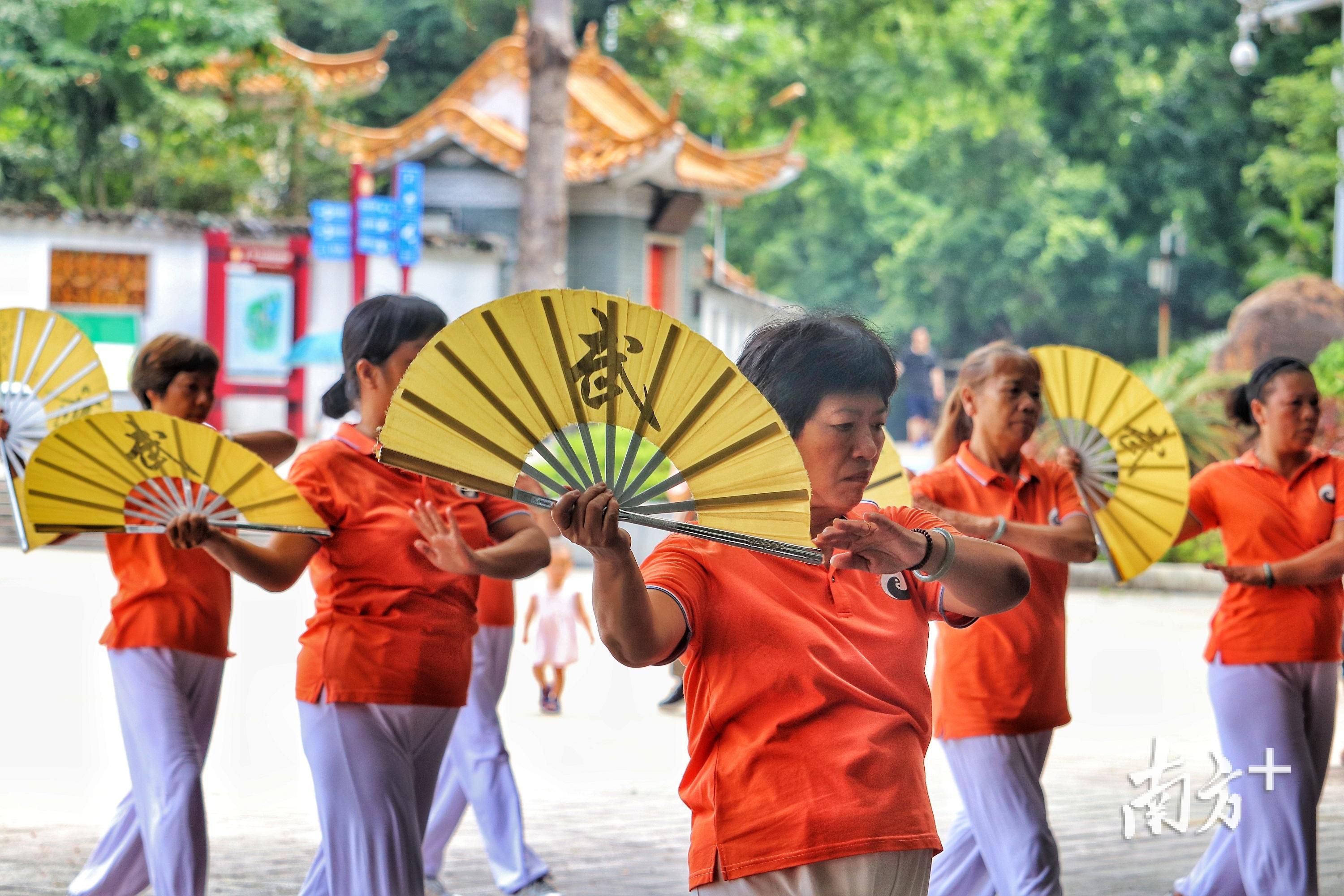 武术团带动居民健身之余,同时传播中国传统武术文化。(麦炜源摄) 武术团带动居民健身之余,同时传播中国传统武术文化。(麦炜源摄)