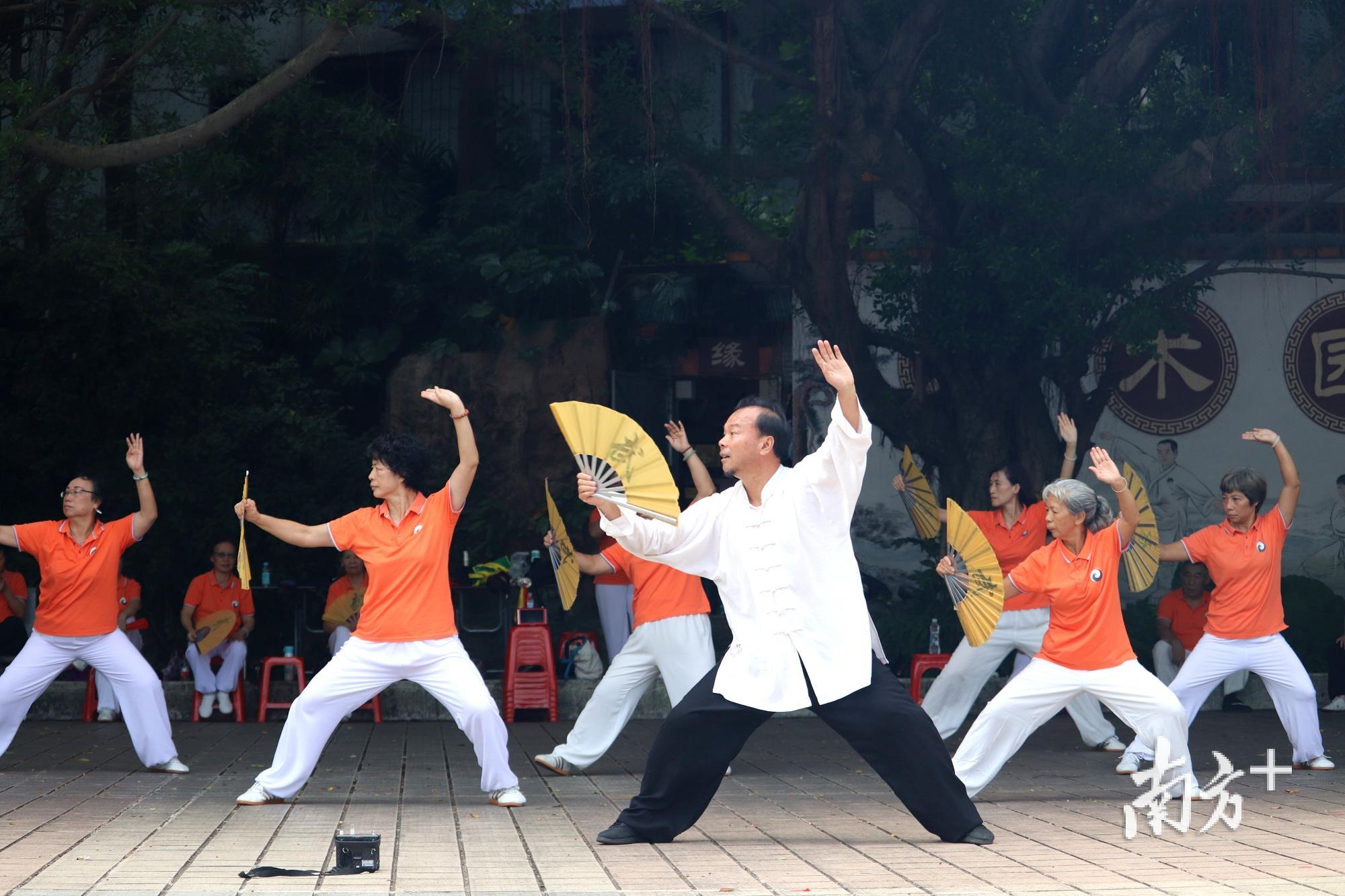 武术团日常以人民公园南门广场为训练基地。(麦炜源摄) 武术团日常以人民公园南门广场为训练基地。(麦炜源摄)