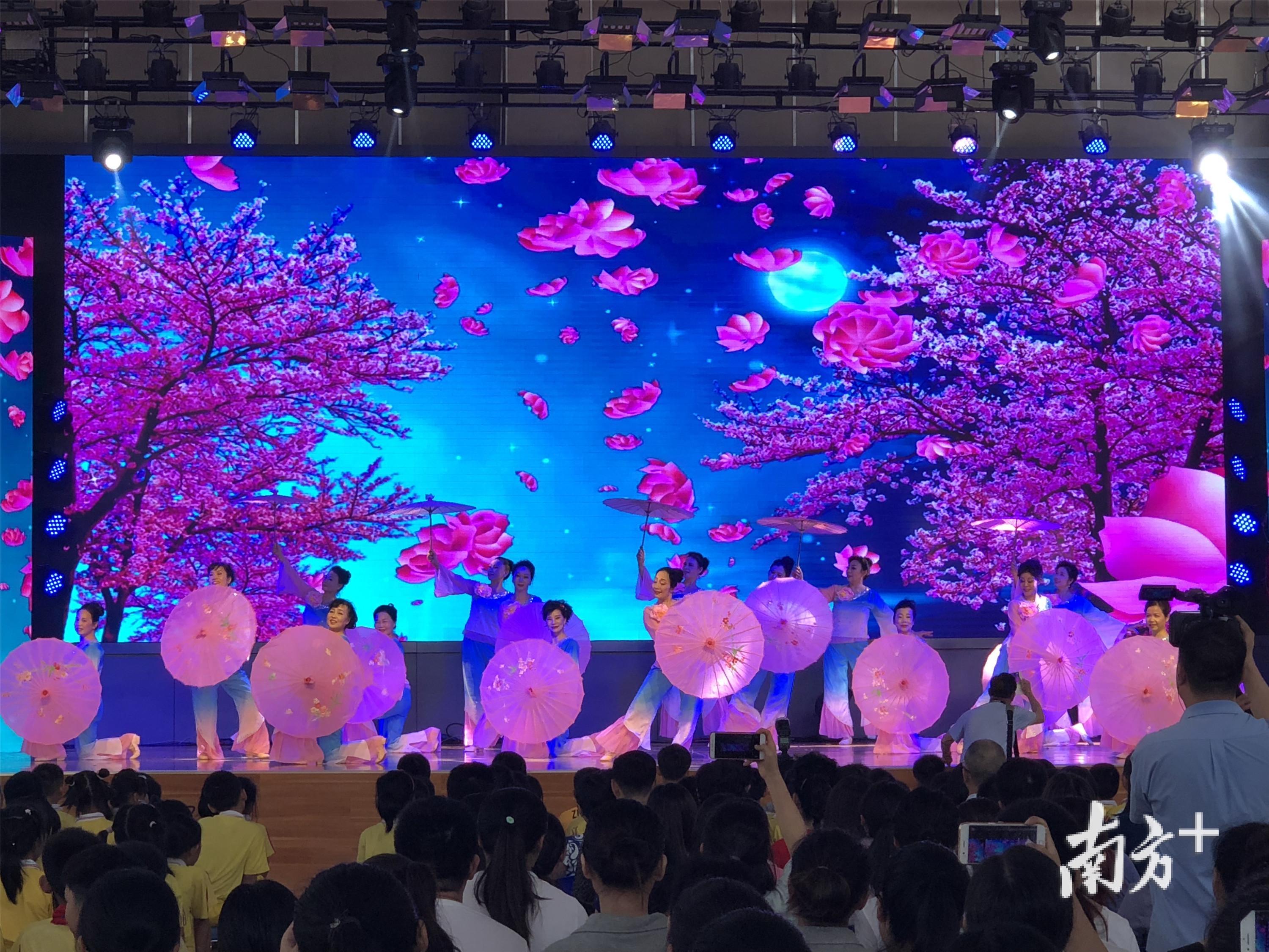 舞台表演收到观众认可,是老人家们最有成就感的时刻。 受访者供图 舞台表演收到观众认可,是老人家们最有成就感的时刻。 受访者供图