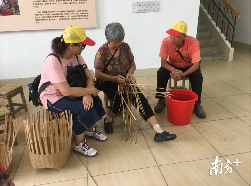 游客现场体验编竹灯笼