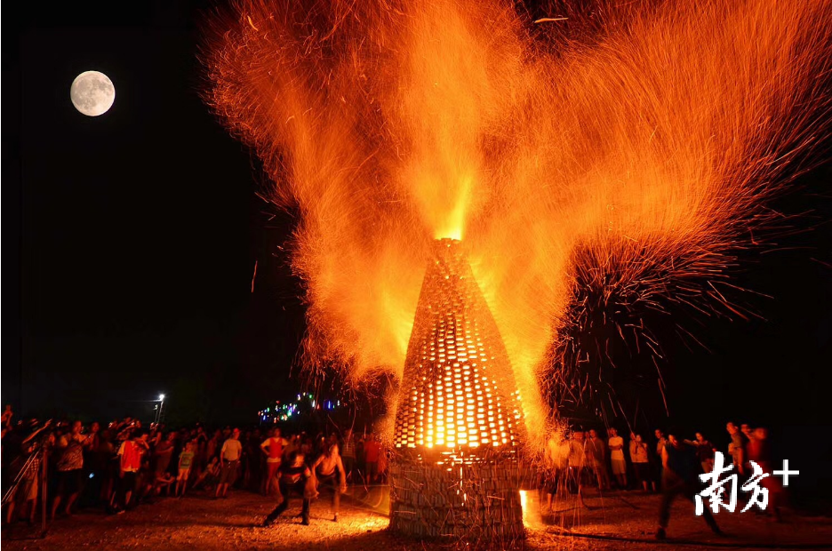 往年烧番塔场景
