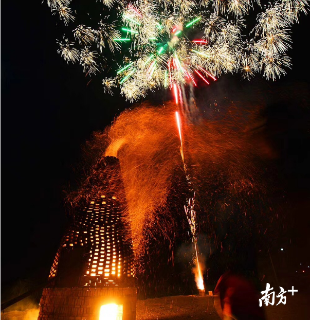 往年烧番塔场景