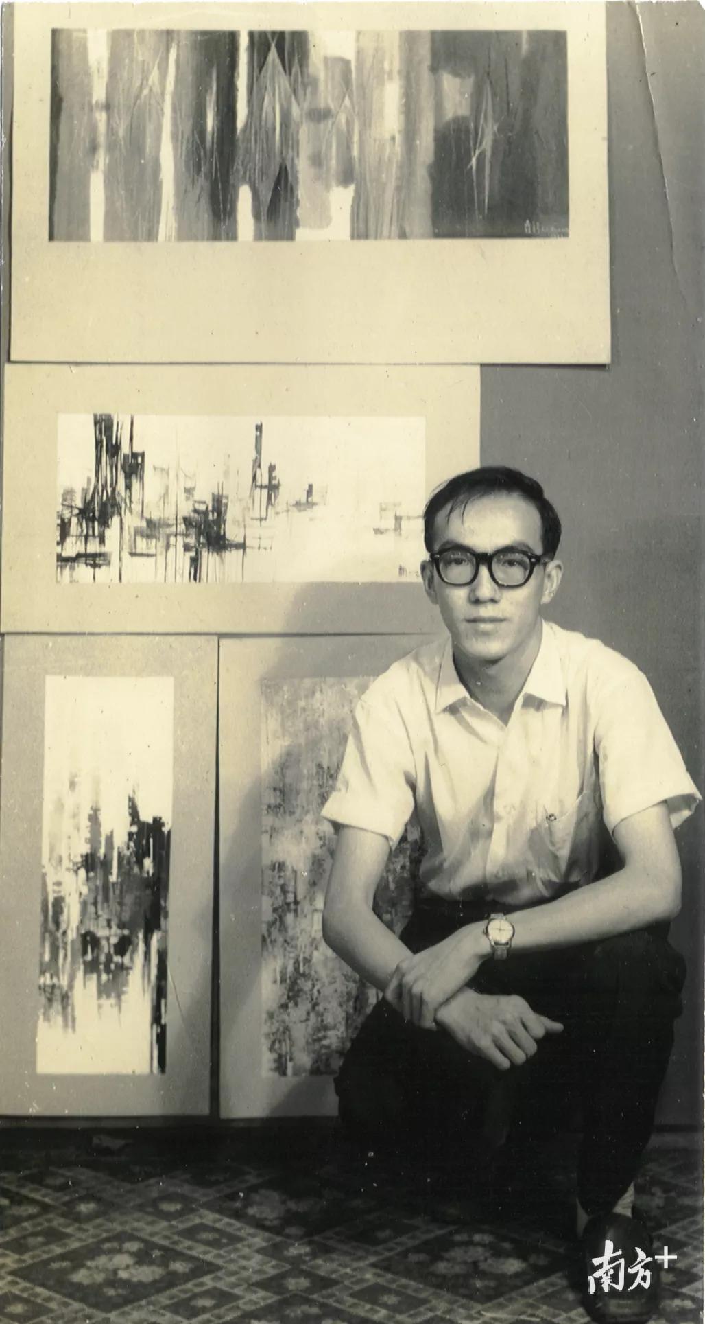 王无邪在1959年准备个展时与自己作品的合影