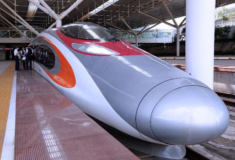 试运行中的动感号经停深圳北站