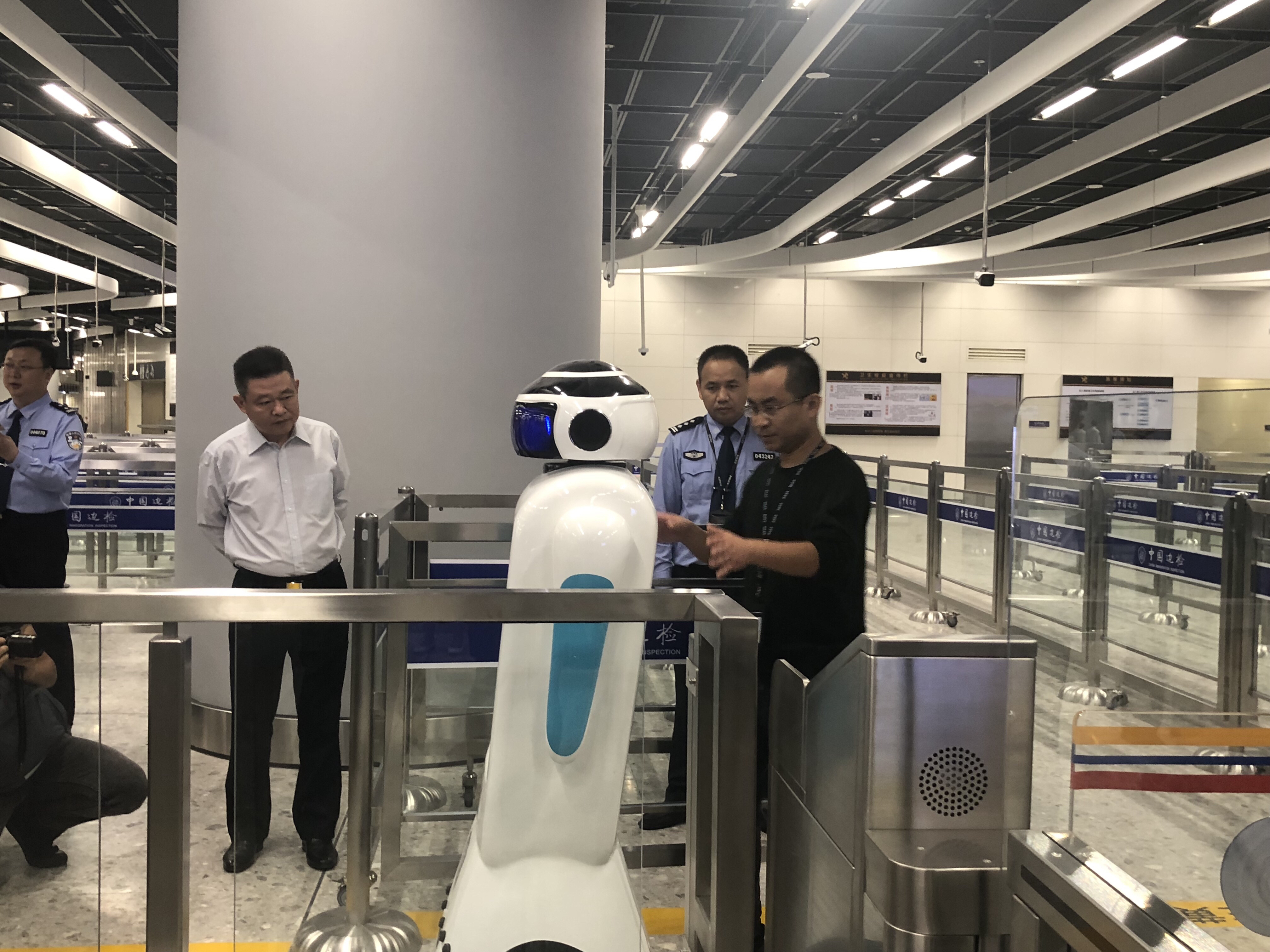 西九龙站内地口岸通关处的智能机器人