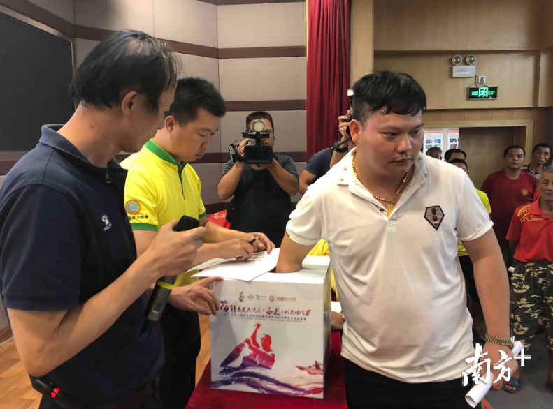 118支队伍参加省第六届五人龙舟赛抽签决定放龙排位