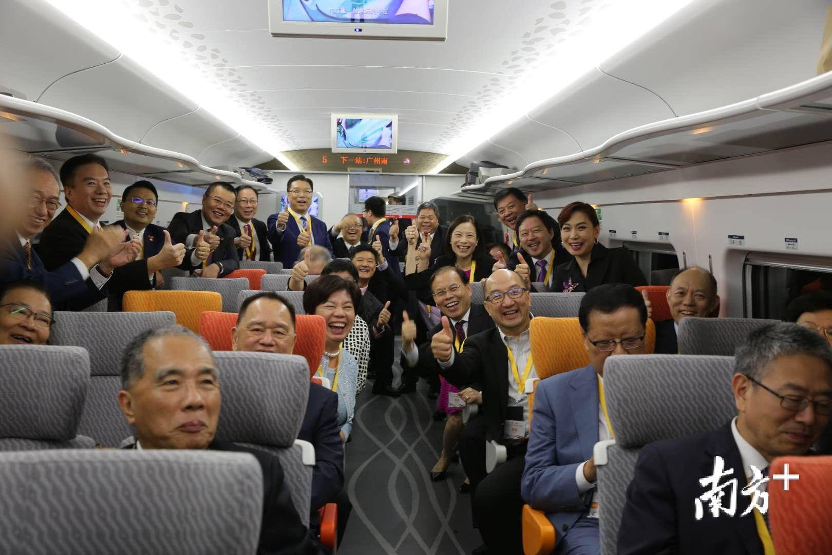 嘉宾们纷纷竖起大拇指。