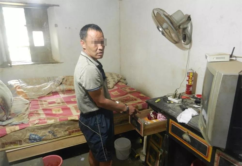 嫌疑人指认作案现场。