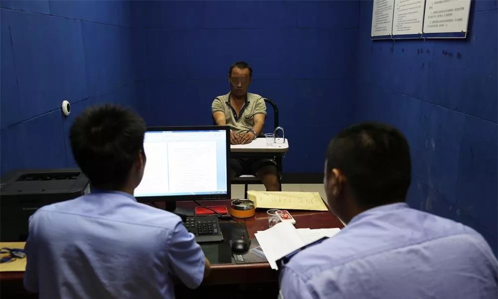 民警讯问嫌疑人。