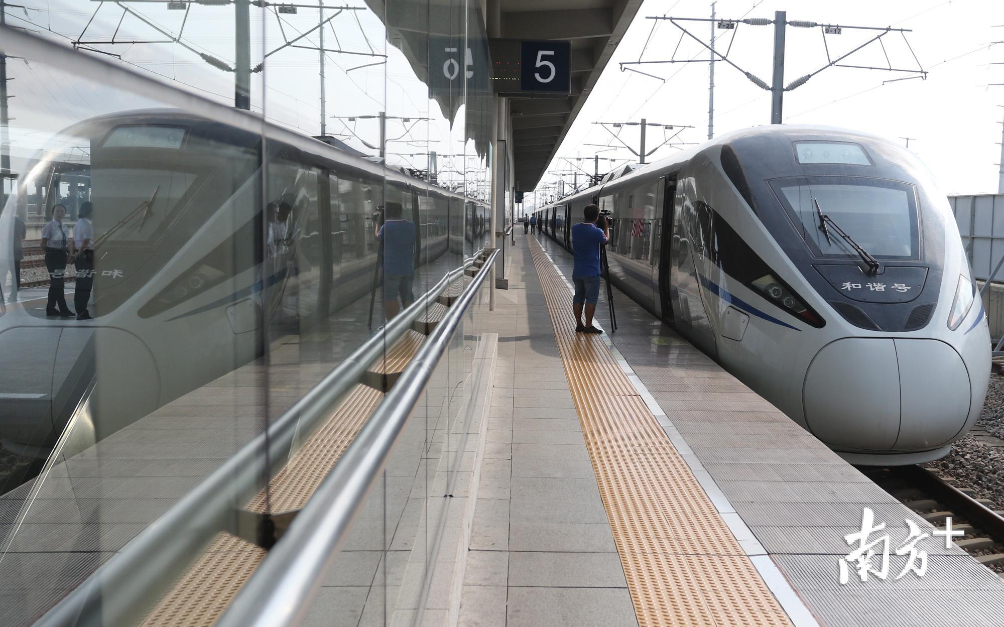 潮汕站-香港西九龙首班动车组顺利始发。 潮汕站-香港西九龙首班动车组顺利始发。