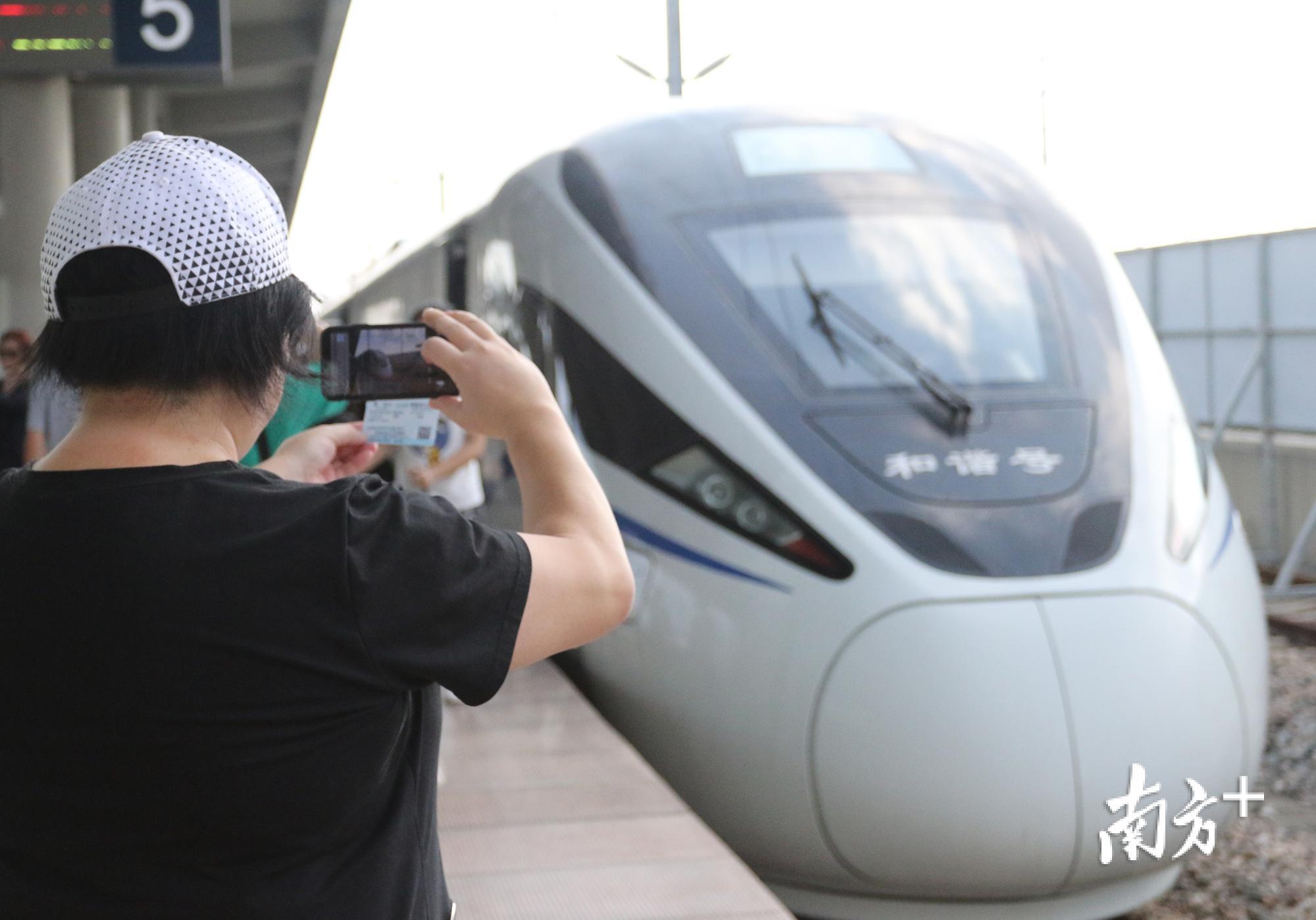 旅客在列车前合影留念。 旅客在列车前合影留念。