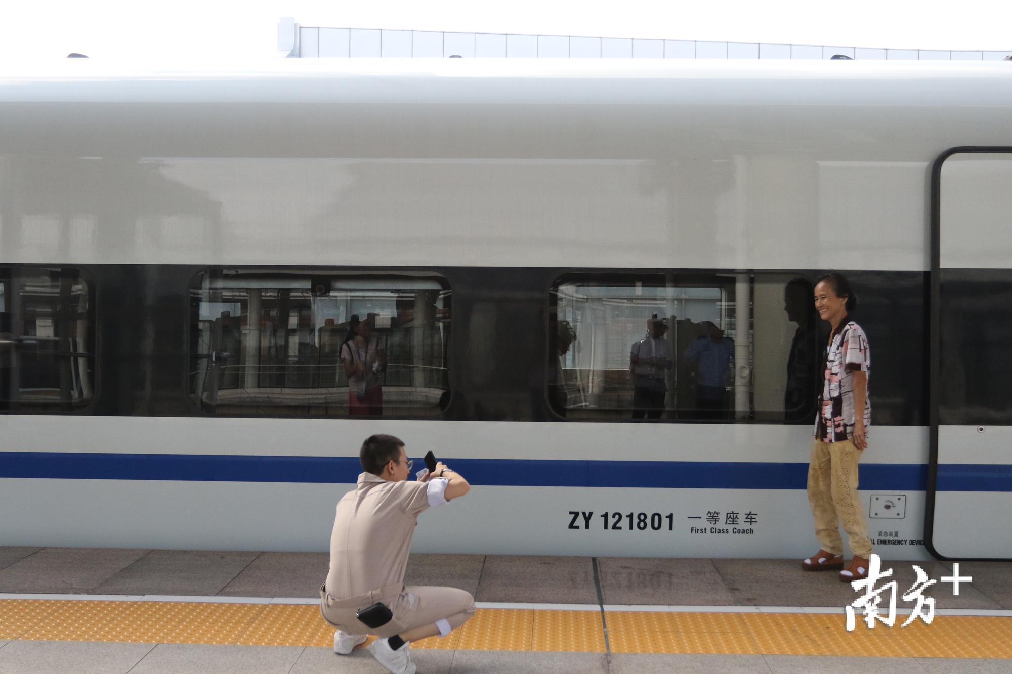 旅客在列车前合影留念。 旅客在列车前合影留念。