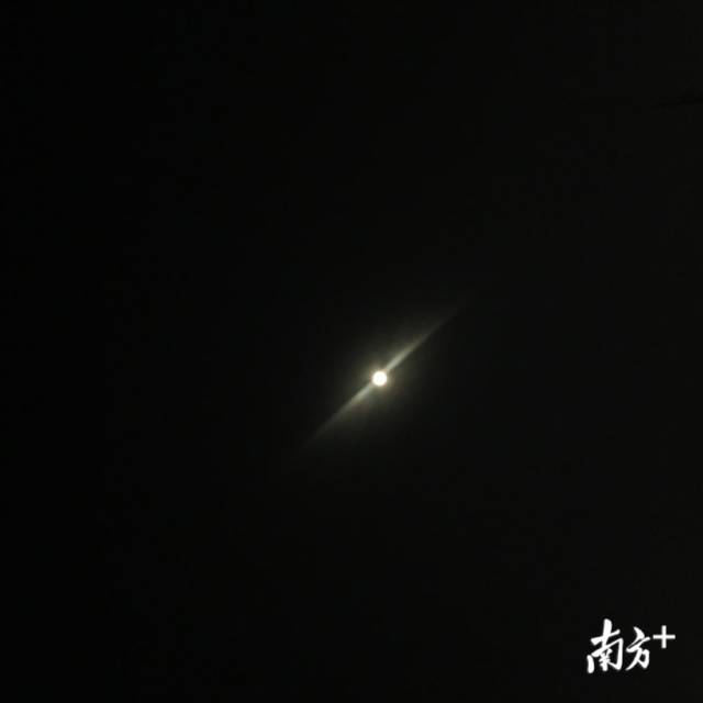 《夜空中最亮的飞碟》 By  王良珏