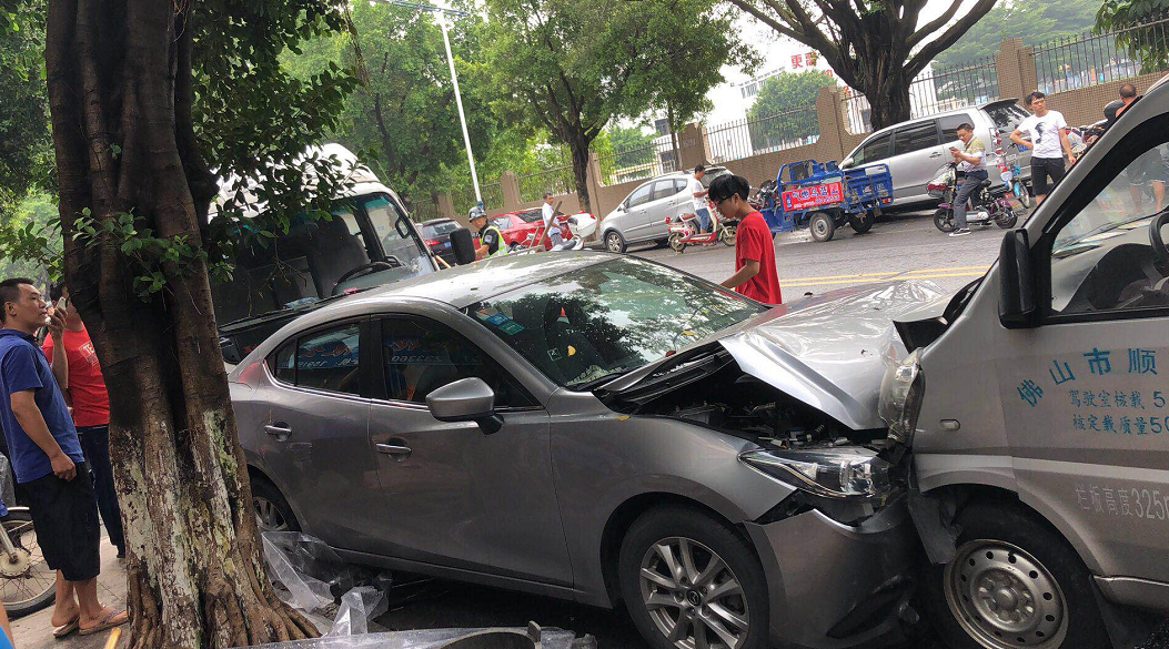 此次交通事故导致其他停在路边的车辆也连带被撞。网友供图 此次交通事故导致其他停在路边的车辆也连带被撞。网友供图