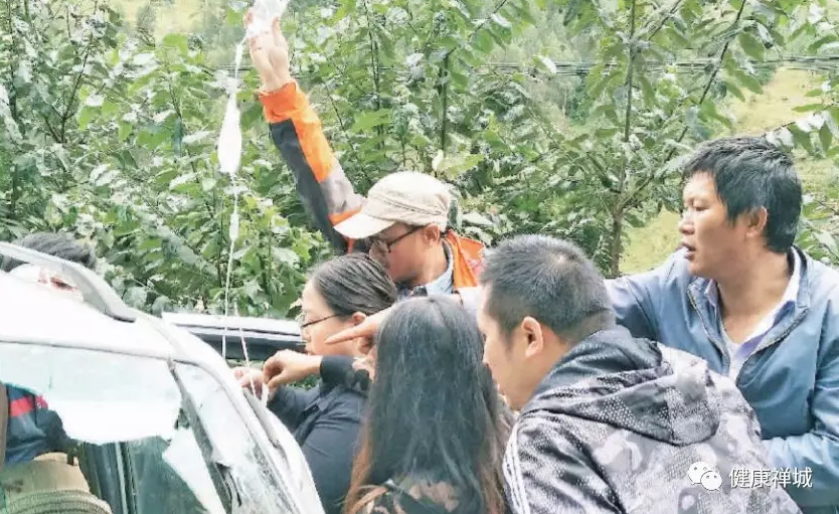 路遇车祸,佛山两位支援凉山医生金光明(右四)、罗新英(右二),主动下车展开施救。 路遇车祸,佛山两位支援凉山医生金光明(右四)、罗新英(右二),主动下车展开施救。