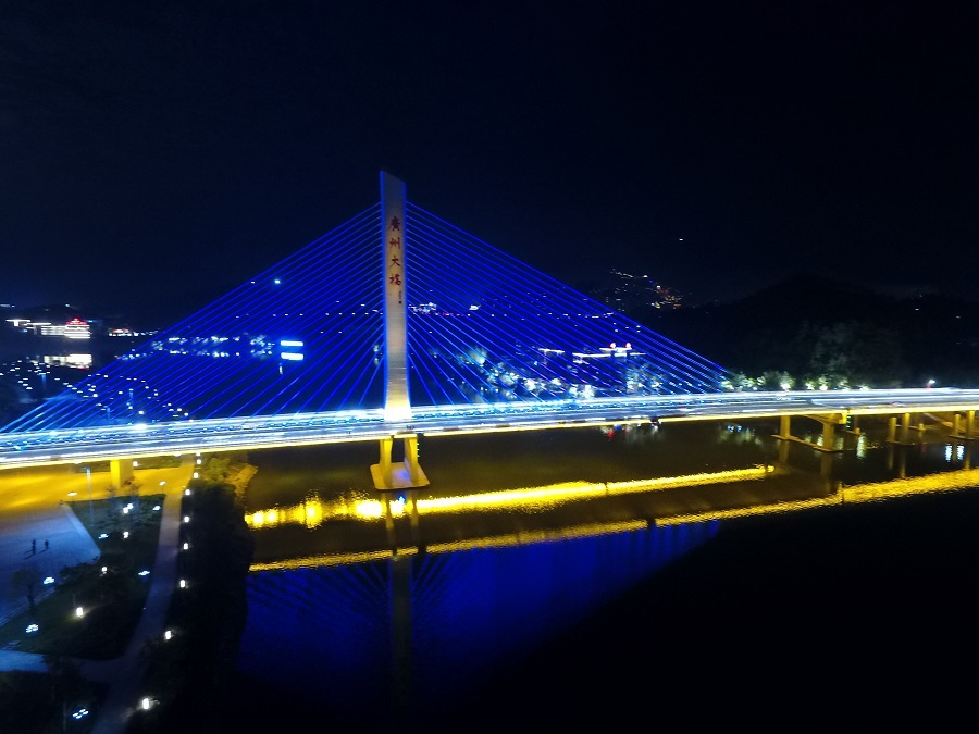 梅江、大桥、河堤、高楼，组成了一幅流光溢彩的美丽夜景图。