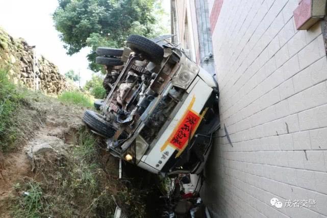 茂名13名掃墓人員遇車輛側翻,事故致3死11傷