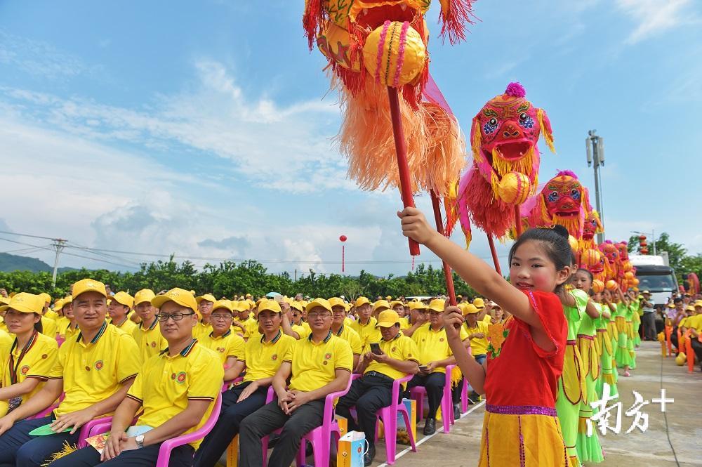 广东本地特色传统歌舞、地方戏或少数民族歌舞表演向观众呈现原汁原味的乡村文化和浓郁深厚的乡土风情。