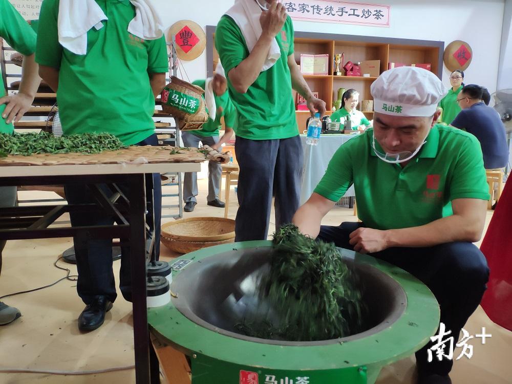 师傅正在炒干茶叶。