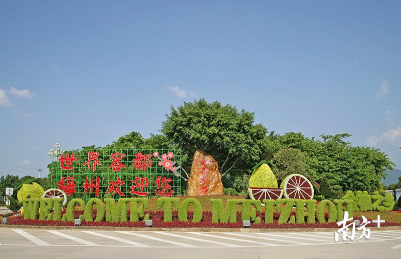 城南高速路口。（曾万水 摄）