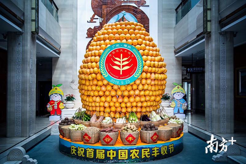 梅县机场门口。（何志林 摄）