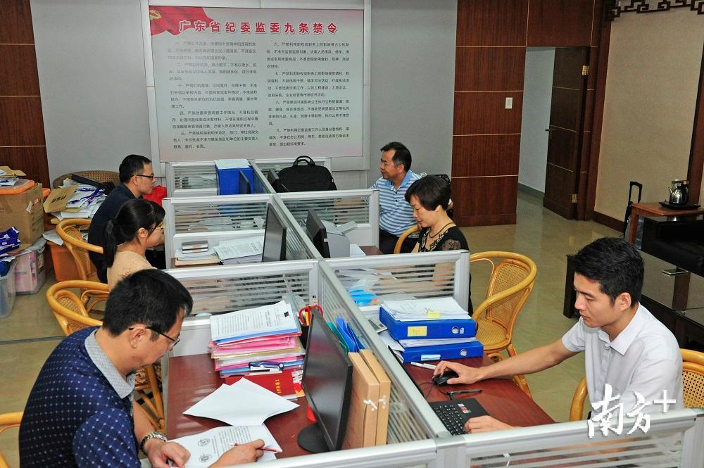 梅州市纪委监委党风政风监督室成员在忙碌中。