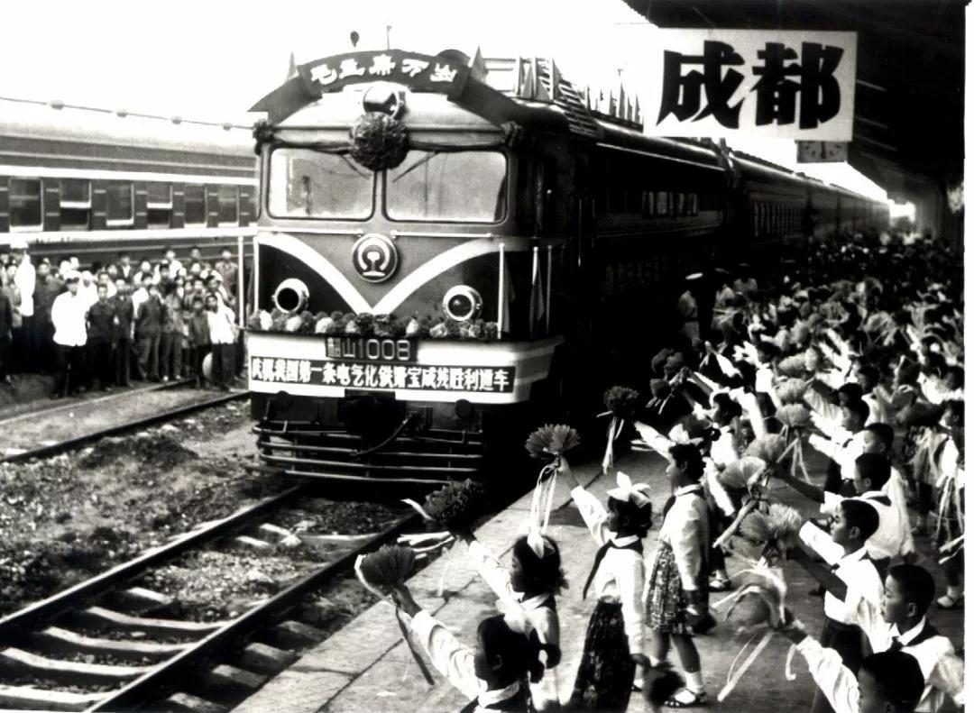 中国第一段电气化铁路— 91公里的宝凤段电气化铁路建成通车 1976年7