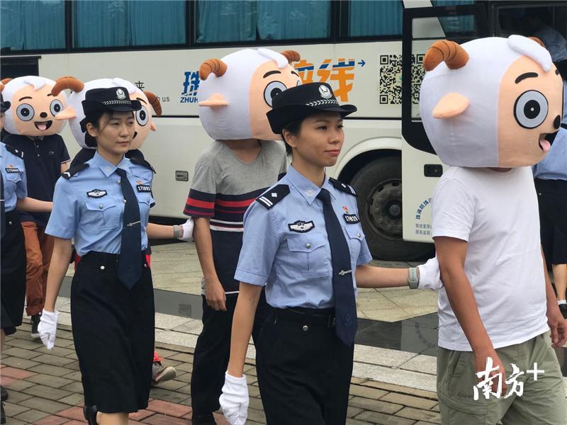女警带领举报人来到现场领奖。杨兴乐 摄
