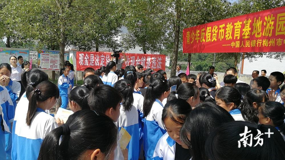 兴宁农信社专业人士为学生科普假币知识。 兴宁农信社专业人士为学生科普假币知识。